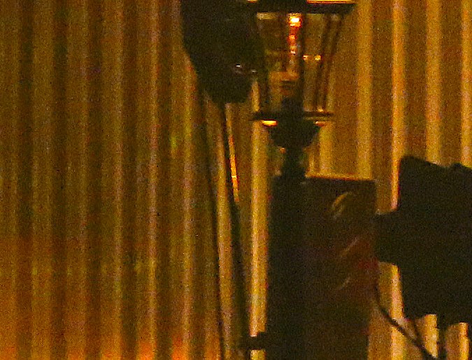 Luis Miguel actuando en un show.