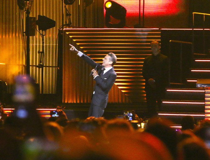 Luis Miguel actuando en un show.