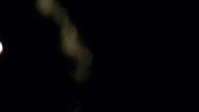 Taylor Swift actuando en un show en vivo.