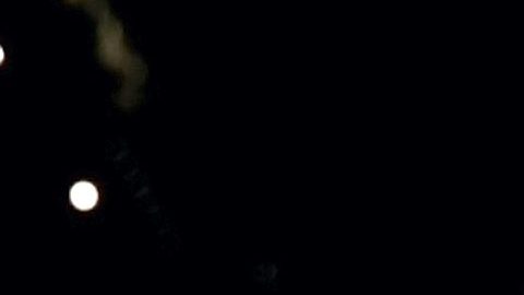 Taylor Swift actuando en un show en vivo.