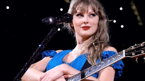Taylor Swift actuando en un show en vivo.