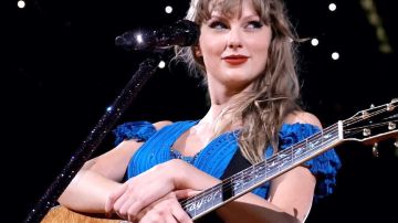 Taylor Swift participando en un show.