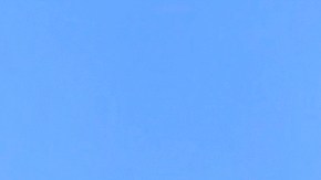 Diego Boneta posando en una alfombra roja.