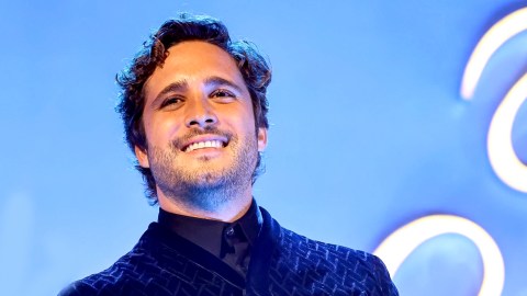 Diego Boneta posando en una alfombra roja.