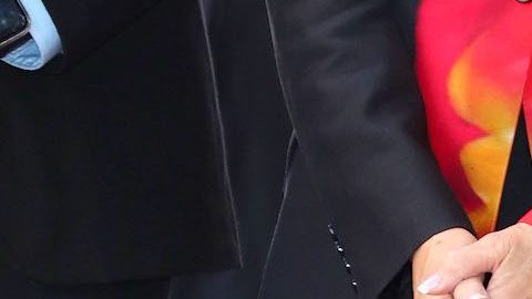 Marc Anthony posando en un evento.