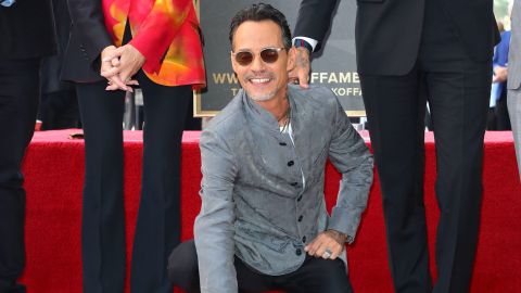Marc Anthony posando en un evento.