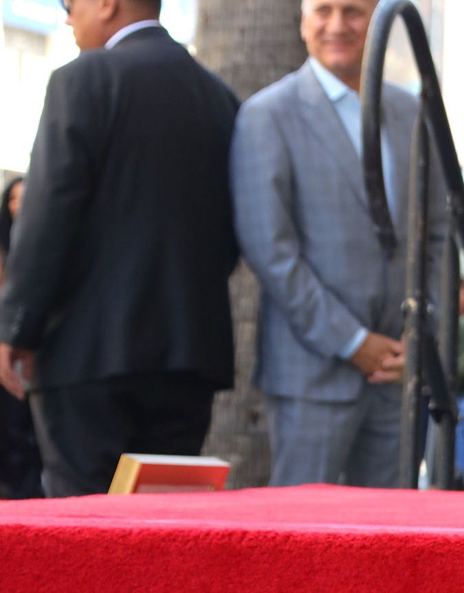 Marc Anthony posando en un evento.