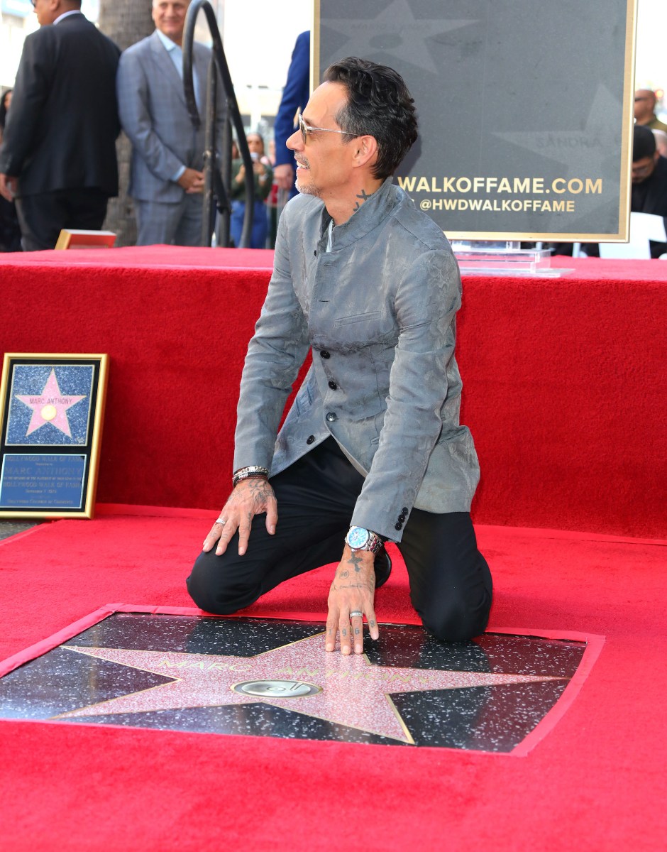 Marc Anthony posando en un evento.