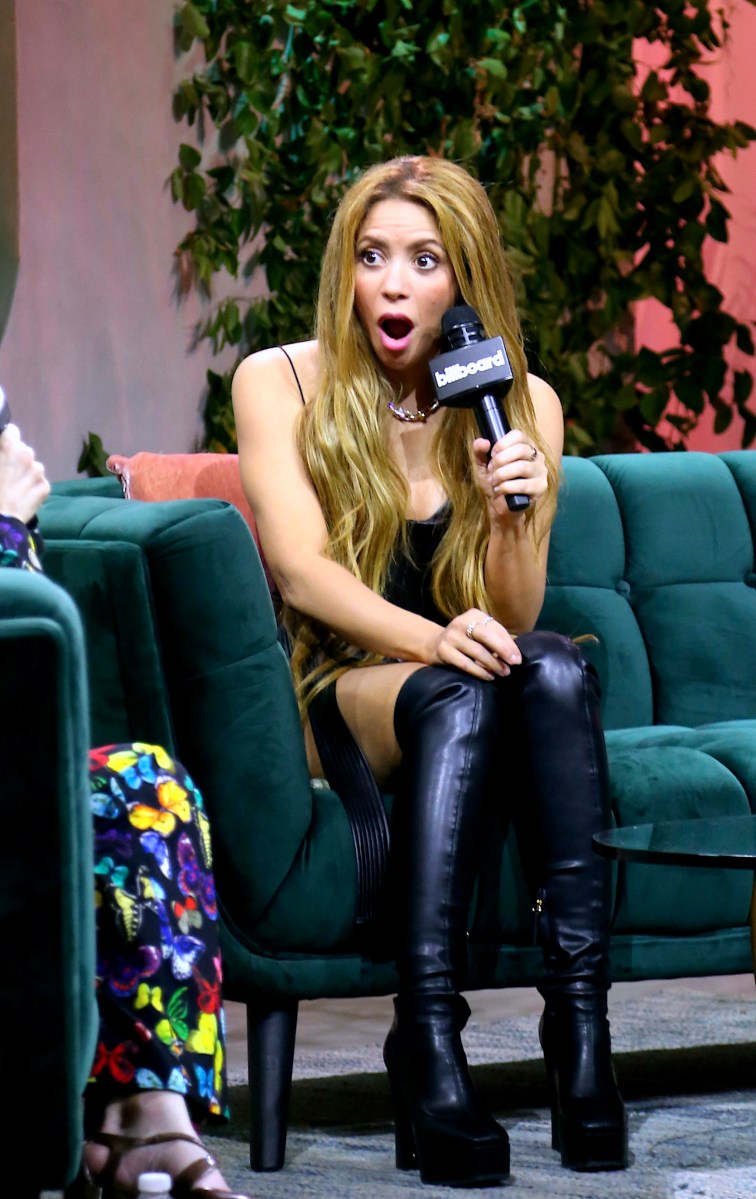 Shakira participando en un show.