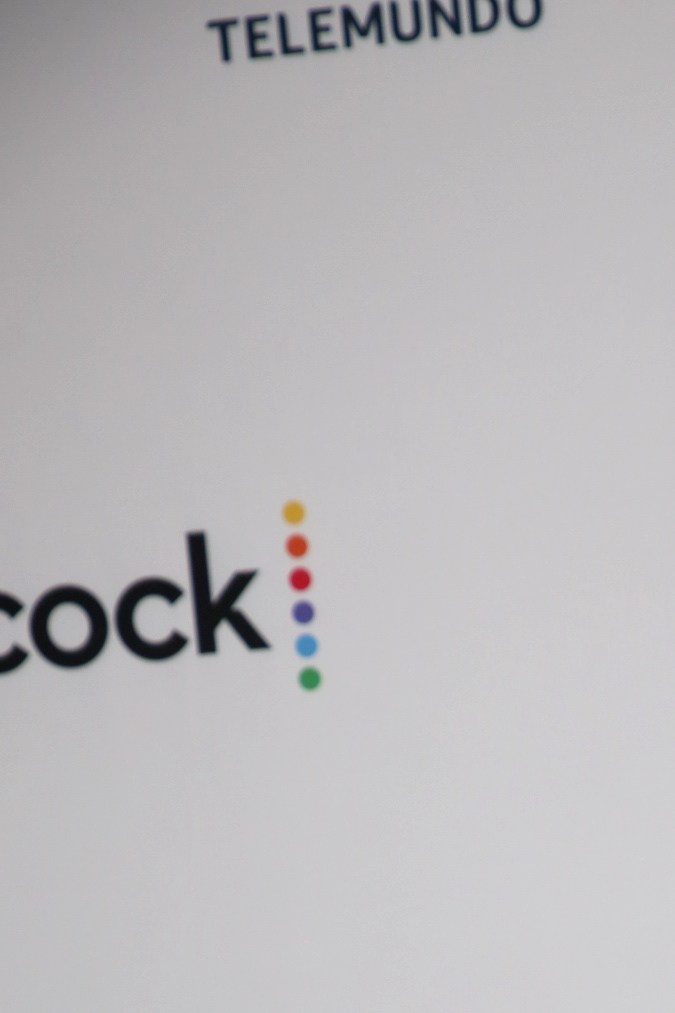 Bad Bunny posando en una alfombra roja.