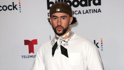 Bad Bunny posando en una alfombra roja.