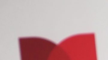 Nicki Nicole posando en una alfombra roja.