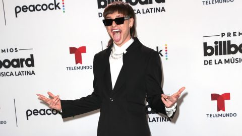 Peso Pluma posando en un evento.