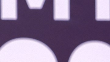 Shakira posando en una alfombra roja.