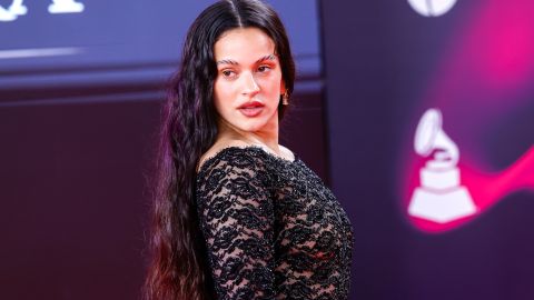 Rosalía posando en una alfombra roja.