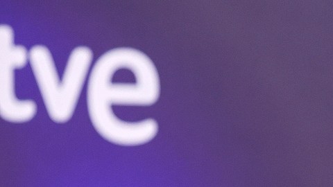 Cazzu y Christian Nodal posando en una alfombra roja.