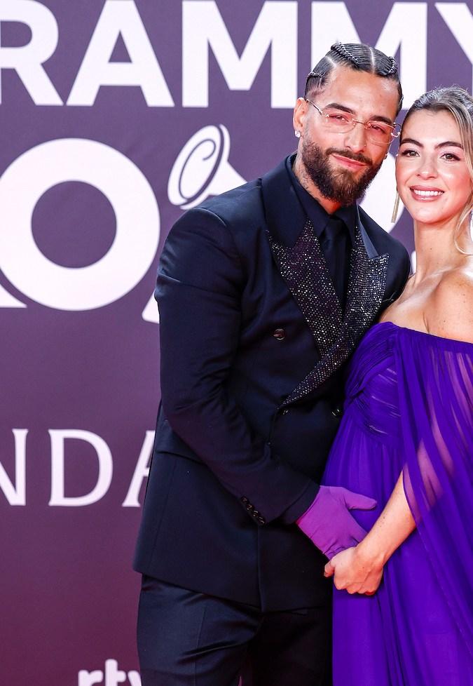 Maluma y Susana Gómez posando en una alfombra roja.