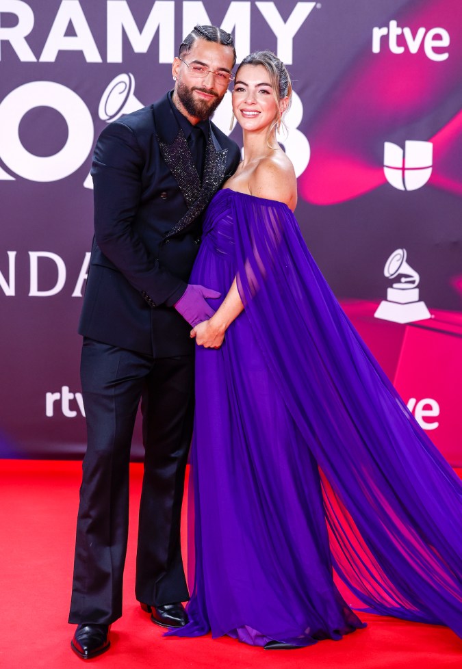 Maluma y Susana Gómez posando en una alfombra roja.