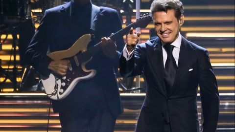 Luis Miguel actuando en un show.