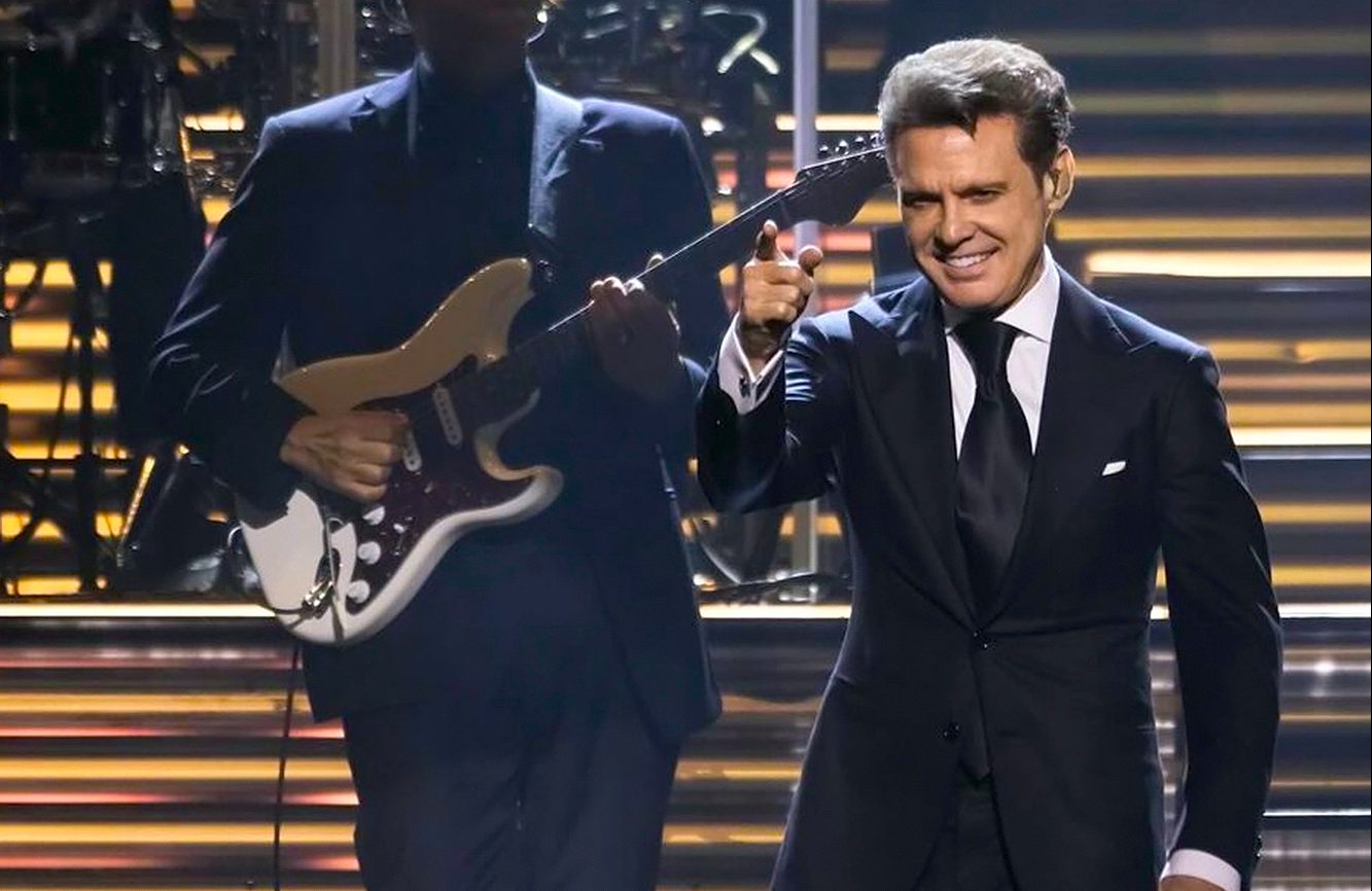 Luis Miguel actuando en un show.