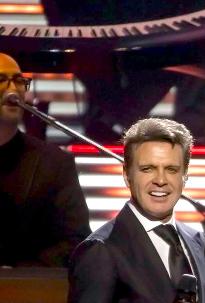 Luis Miguel actuando en un show.