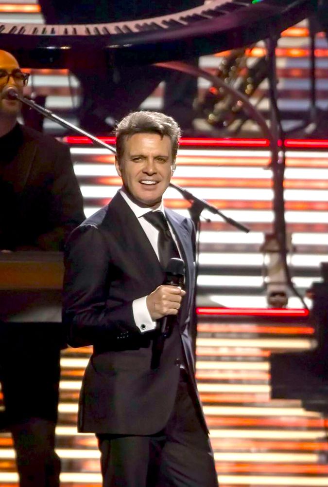 Luis Miguel actuando en un show.