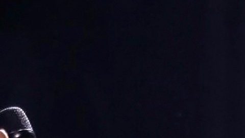 Luis Miguel actuando en un show.