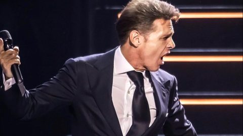 Luis Miguel actuando en un show.