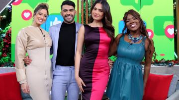 Aleyda Ortiz, Carlos Adyan, Andrea Mezay Chiky BomBom en el set de "En Casa con Telemundo".