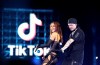 Peso Pluma y Anitta participando en un show.