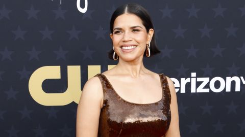 América Ferrera posando en una alfombra roja.