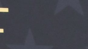 Gael García Bernal posando en una alfombra roja.