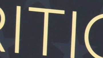 Pedro Pascal posando en una alfombra roja.