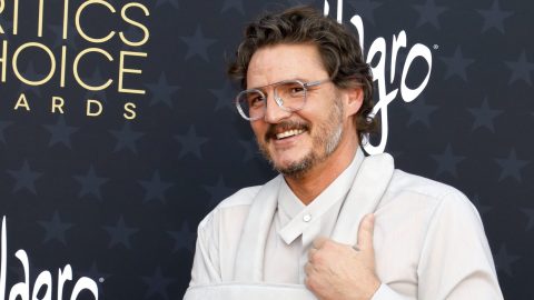 Pedro Pascal posando en una alfombra roja.