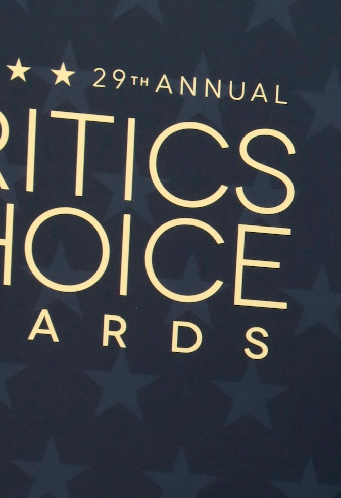 Pedro Pascal posando en una alfombra roja.