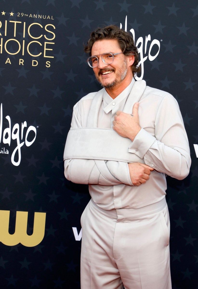 Pedro Pascal posando en una alfombra roja.