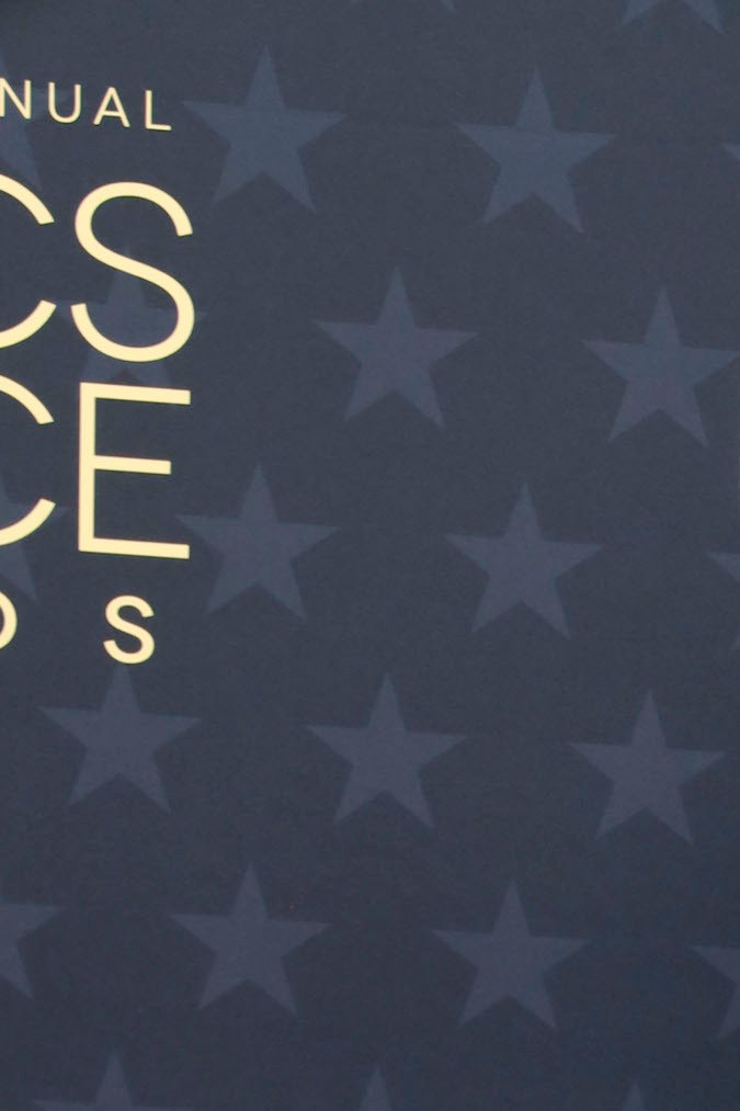 Tom Holland posando en una alfombra roja.