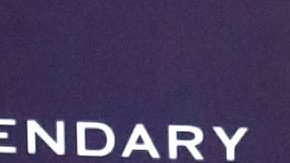 Zendaya posando en una alfombra roja.