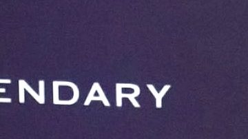 Zendaya posando en una alfombra roja.