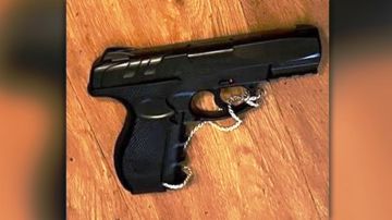 Arma falsas recuperada por NYPD en la escena.