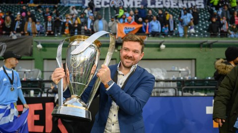 David Lee con la MLS Cup ganada ante Portland en noviembre de 2021.