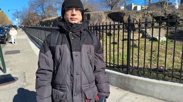 El abogado puertorriqueño Ariel Velez, es testigo de cómo centenares de personas son desalojadas de El Bronx.