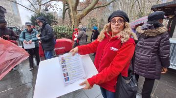 La activista boricua Devora Robles se acercó este miércoles al Concejo Municipal a exigir a sus líderes electos que presten atención al futuro de los adultos mayores de NYC.