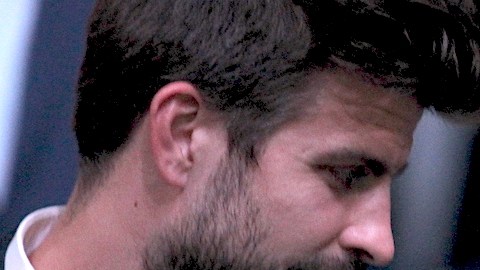 Shakira y Gerard Piqué posando en un evento.