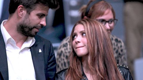 Shakira y Gerard Piqué posando en un evento.