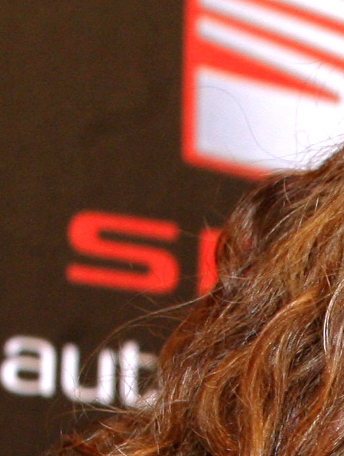 Shakira posando en una alfombra roja.