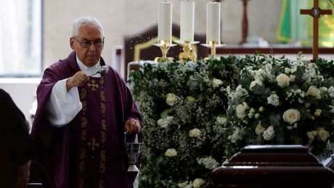 Sepultan los restos del exasesor de Seguridad del Gobierno de Bukele, muerto en custodia