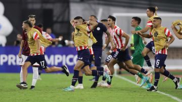 Jugadores de Paraguay celebran la obtención del torneo Preolímpico de Conmebol tras vencer a Venezuela.