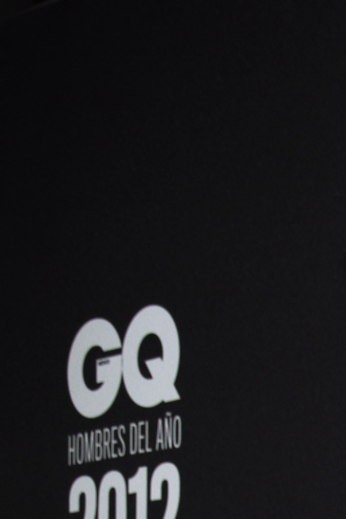 Ryan Reynolds posando en una alfombra roja.