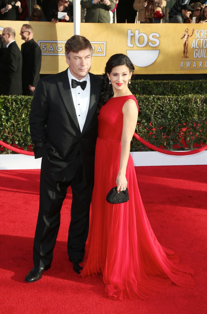 Alec Baldwin posando en una alfombra roja.